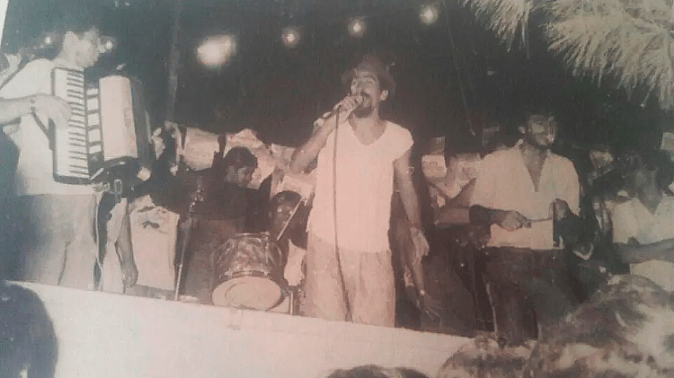 Capilé durante apresentação no São João de Campina Grande em 1985