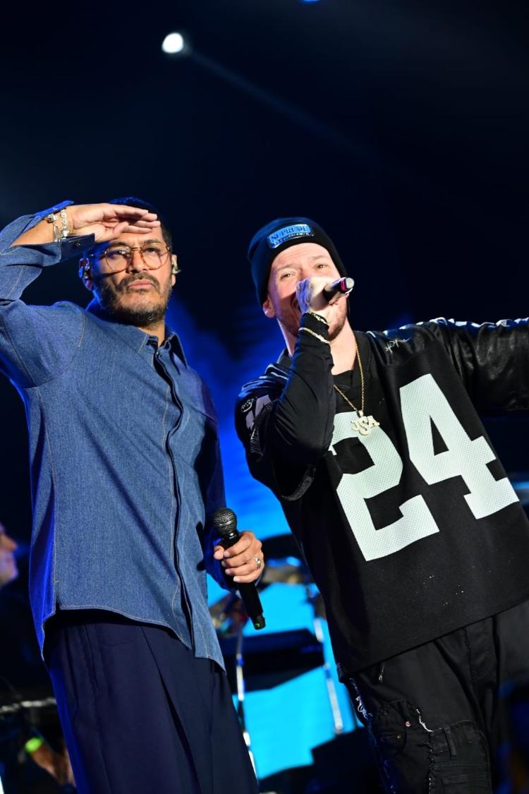 Criolo e Ferrugem se divertem no palco do TIM Music Festival, na noite de domingo (13), no Rio Criolo e Ferrugem se divertem no palco do TIM Music Festival, na noite de domingo (13), no Rio