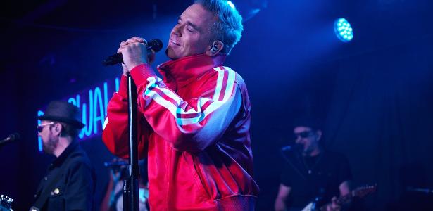 Show de Robbie Williams une clássicos, histórias pessoais e show de carisma