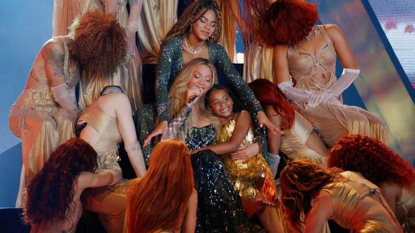 Beyoncé com as filhas Blue Ivy e Rumi Carter na estreia da turnê Cowboy Carter, em Los Angeles