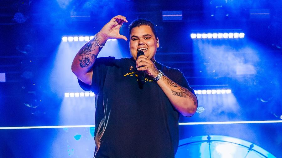 Duzão, vocalista do Menos É Mais, no palco do Arraial Estrelado, no sábado (19), em São Paulo Duzão, vocalista do Menos É Mais, no palco do Arraial Estrelado, no sábado (19), em São Paulo