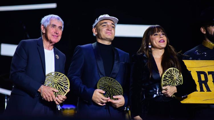 Odair José, joão Gomes e Lauana Prado com seus troféus do Prêmio da Música Brasileira 2025 Odair José, joão Gomes e Lauana Prado com seus troféus do Prêmio da Música Brasileira 2025