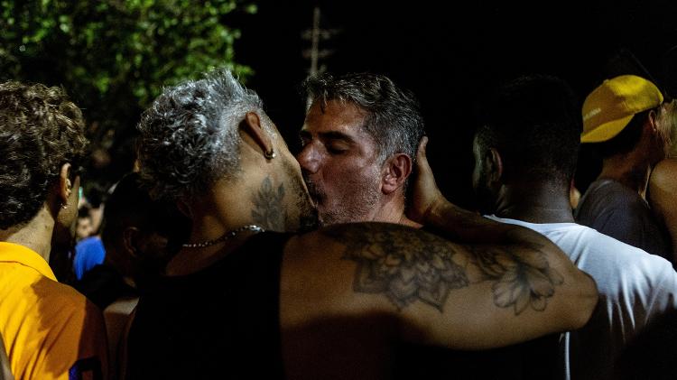 Dois homens se beijam durante show de Lady Gaga no Rio de Janeiro Dois homens se beijam durante show de Lady Gaga no Rio de Janeiro