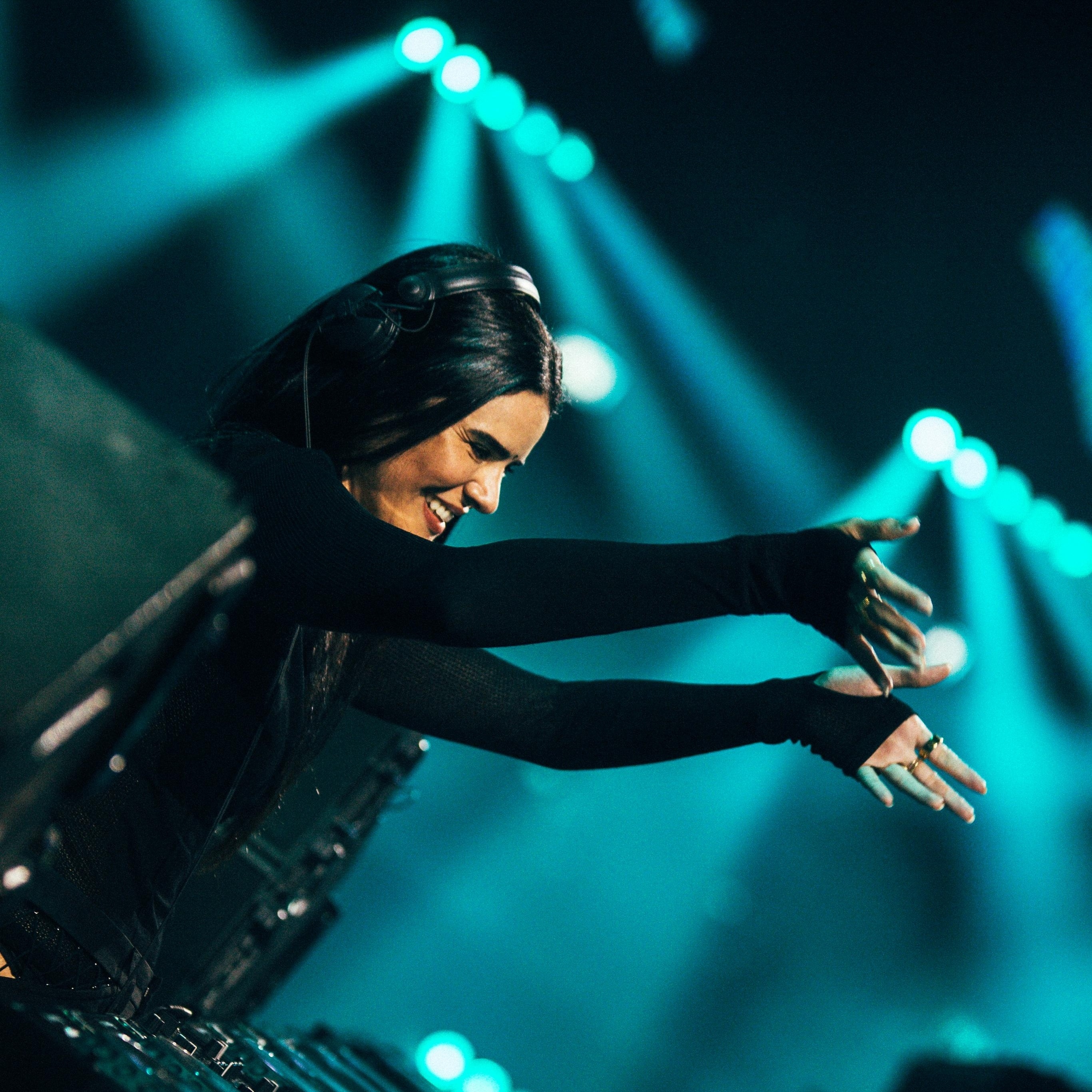 Quem é a DJ brasileira que encerra The Town e toca no Tomorrowland BR