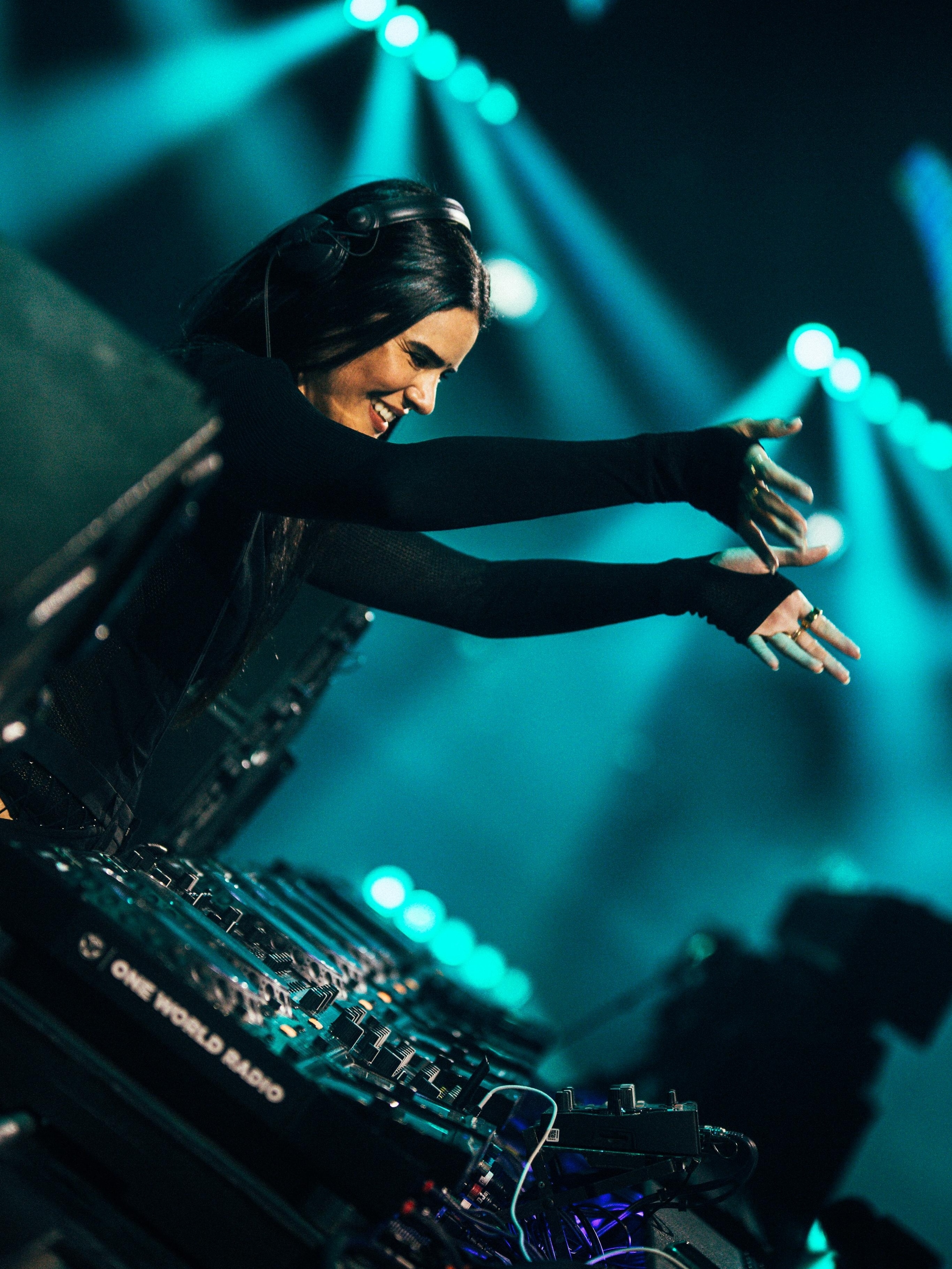 a-dj-brasileira-anna-em-acao-