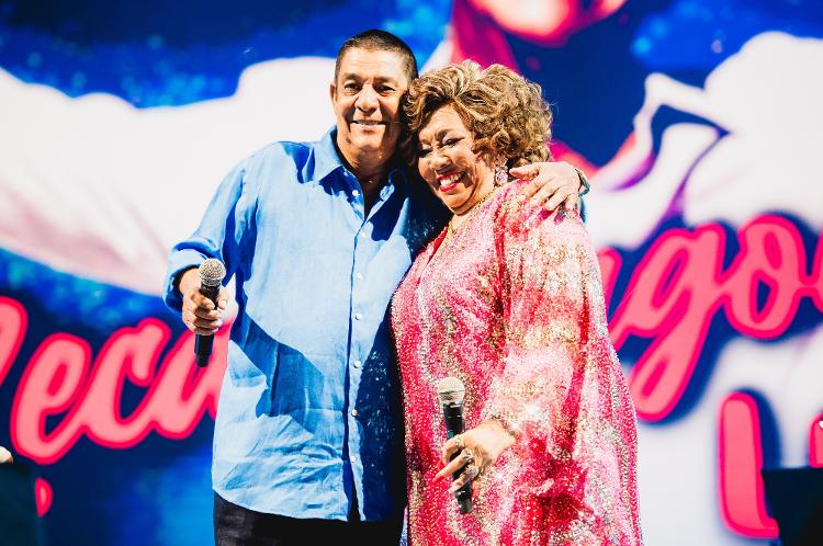 Zeca Pagonho abraça a amiga Alcione no Doce Maravilha, no domingo (28), no Rio Zeca Pagonho abraça a amiga Alcione no Doce Maravilha, no domingo (28), no Rio