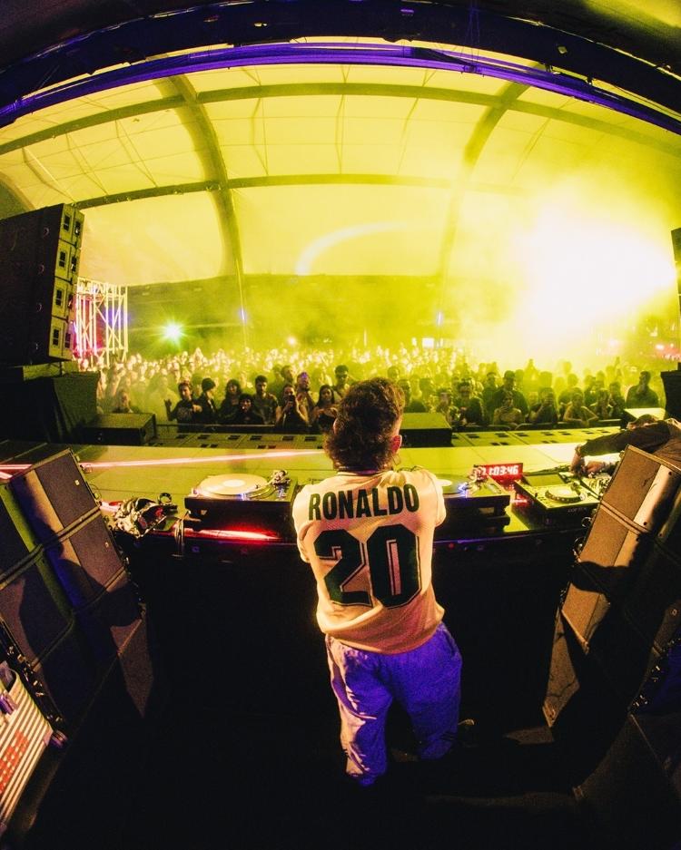 O DJ espanhol He?ctor Oaks escolheu camisa do Brasil para comandar seu set no Gop Tun O DJ espanhol He?ctor Oaks escolheu camisa do Brasil para comandar seu set no Gop Tun