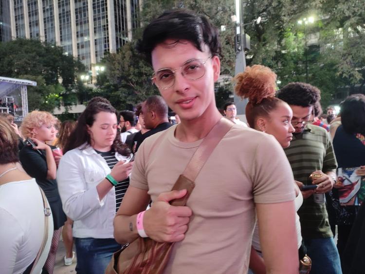 O baiano Emerson Moreira de Sousa, 30, mata saudade do Nordeste no show do João Gomes