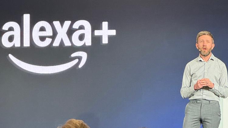 Trevor Wood, gerente da Amazon, apresentou os avanços da nova geração do assistente de voz Alexa