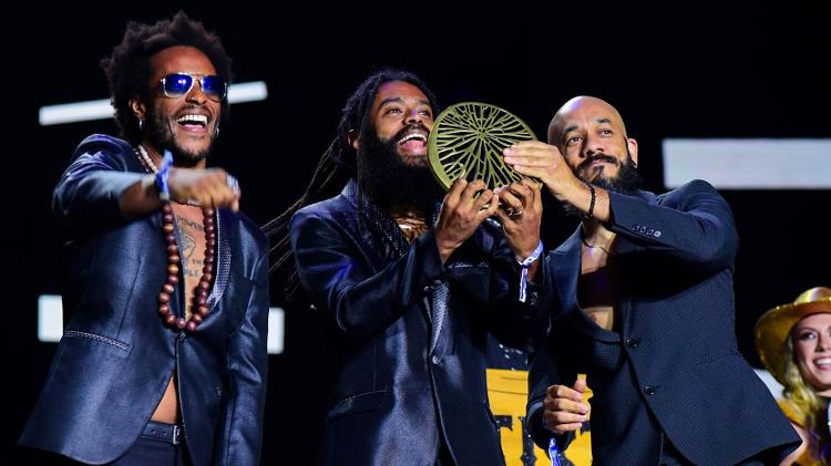 Black Pantera recebe troféu no Prêmio da Música Brasileira 2025 Black Pantera recebe troféu no Prêmio da Música Brasileira 2025
