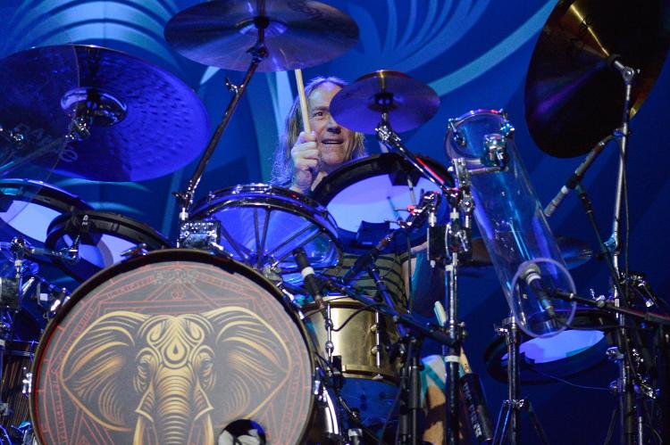 Depois de passar pelo Lollapalooza com o Tool, o baterista Danny Carey voltou para tocar com a banda Beat Depois de passar pelo Lollapalooza com o Tool, o baterista Danny Carey voltou para tocar com a banda Beat