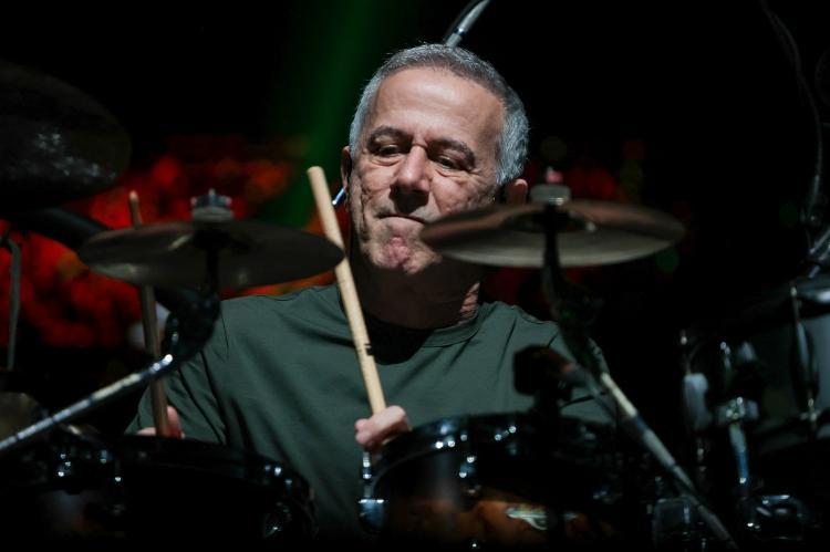 João Barone toca com os Paralamas do Sucesso no Allianz Parque, em São Paulo, no sábado (31)