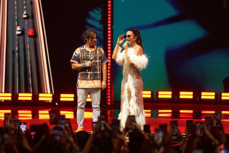Caito Maia, o anfitrião da noite, recebe Ivete Sangalo no palco da SUPERDOSE 2025, no domingo (16) Caito Maia, o anfitrião da noite, recebe Ivete Sangalo no palco da SUPERDOSE 2025, no domingo (16)