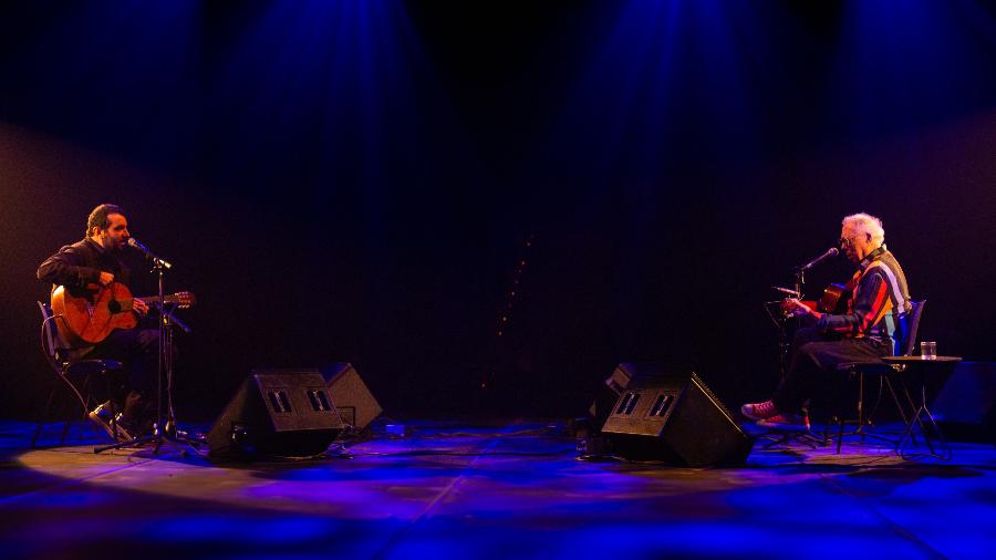Kiko Dinucci com Jards Macalé no palco do Sesc Pompeia, em São Paulo Kiko Dinucci com Jards Macalé no palco do Sesc Pompeia, em São Paulo