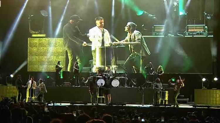 Junior Lima e Perry Farrell, criador do Lolla, no palco do festival com Sepultura Junior Lima e Perry Farrell, criador do Lolla, no palco do festival com Sepultura