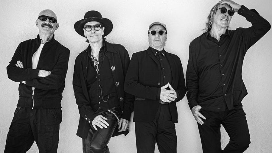 Tony Levin (King Crimson), Adrian Belew (King Crimson), Steve Vai e Danny Carey (Tool) criaram o supergrupo Beat Tony Levin (King Crimson), Adrian Belew (King Crimson), Steve Vai e Danny Carey (Tool) criaram o supergrupo Beat