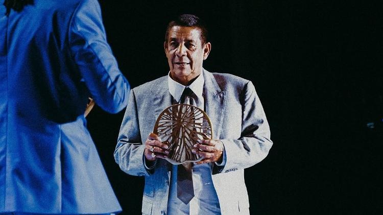 Zeca Pagodinho recebe troféu no Prêmio da Música Brasileira 2025 Zeca Pagodinho recebe troféu no Prêmio da Música Brasileira 2025