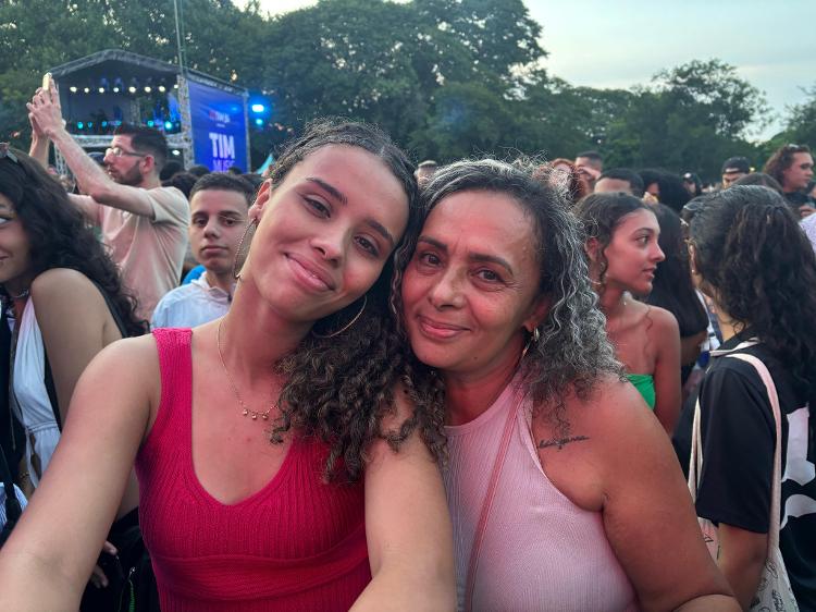 Maria Auxiliadora Camilo Martins, 52, e a filha Dafne Martins de Oliveira Almeida, 16,