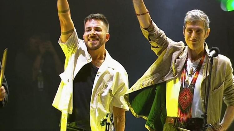 Em show do Sepultura, Junior Lima sobre no palco com Perry Farrell, criador do Lolla, no Palco Mike's Ice Em show do Sepultura, Junior Lima sobre no palco com Perry Farrell, criador do Lolla, no Palco Mike's Ice