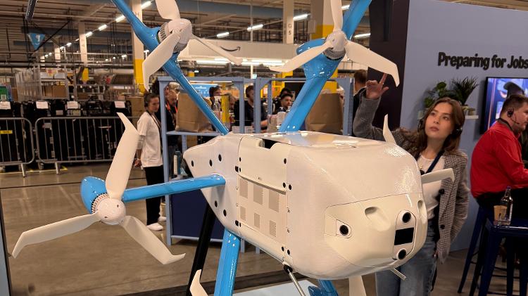 A Amazon iniciou voos de entrega com drones no Reino Unido com o Prime Air