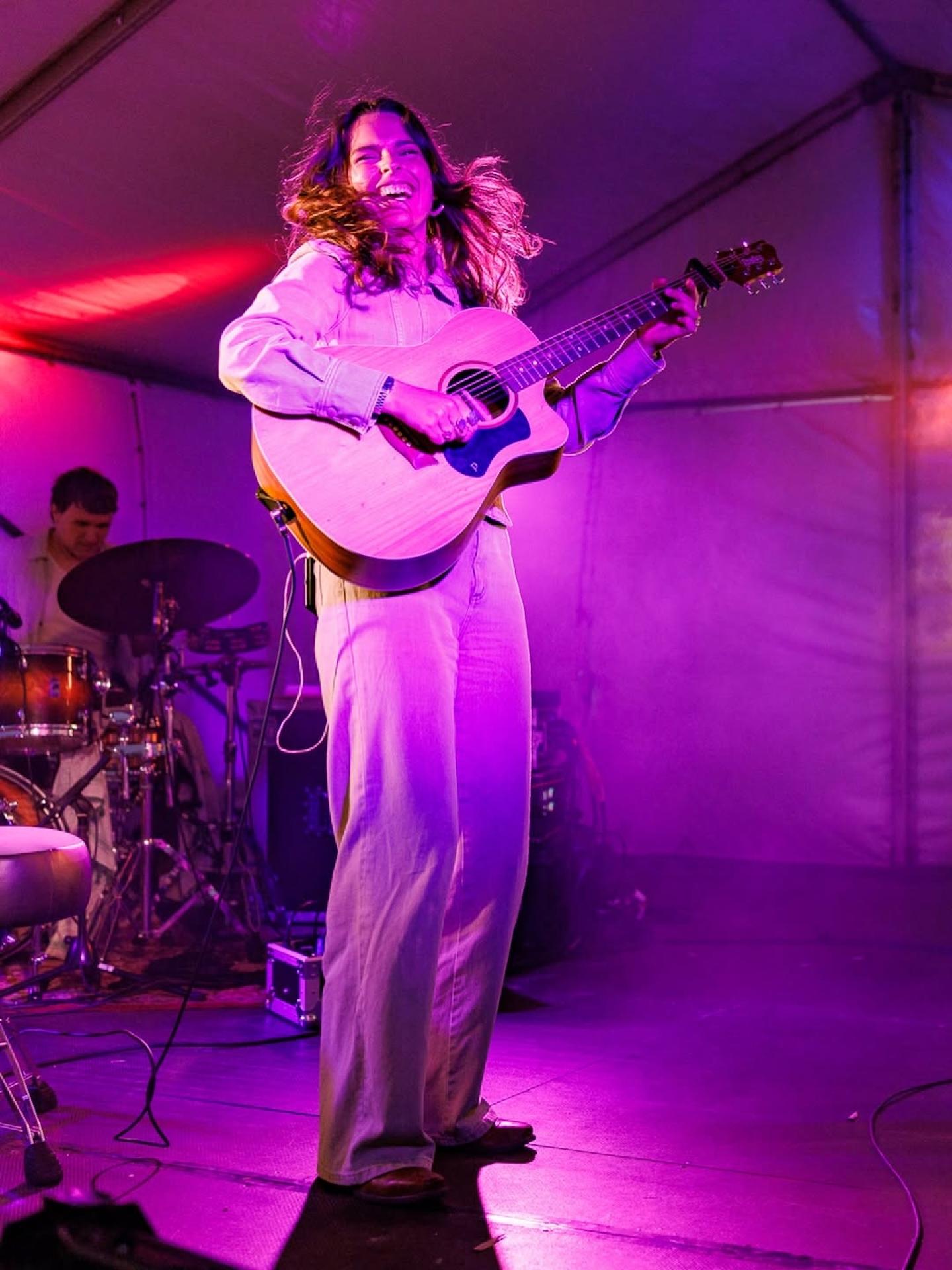 Steph Strings, cantora e guitarrista australiana em ascensão na cena folk contemporânea - undefined