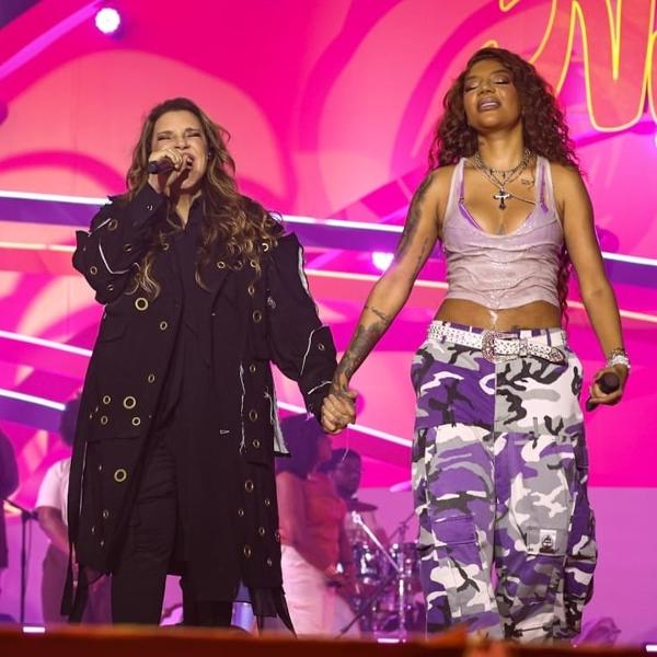 Ana Carolina canta de mãos dadas com Ludmilla 