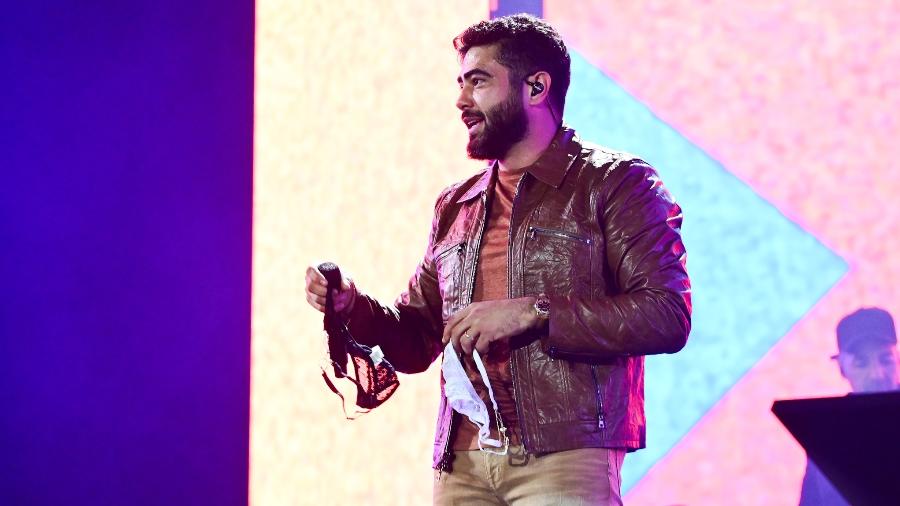 Fãs jogam calcinha para Henrique, da dupla com Juliano, na estreia da turnê "Manifesto Musical" - Leo Franco/AgNews