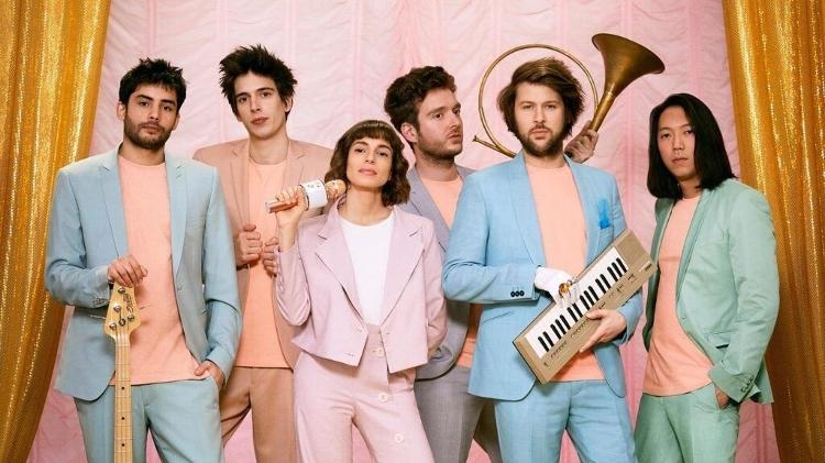 Os franceses da banda L'Impératrice carregam elementos de nu-disco, pop retrô e funk eletrônico na essência de suas composições Os franceses da banda L'Impératrice carregam elementos de nu-disco, pop retrô e funk eletrônico na essência de suas composições