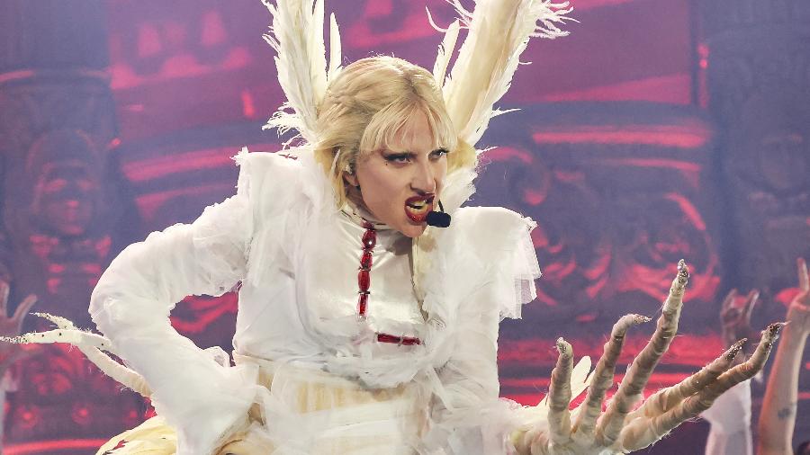 Visual emplumado de Mother Monster Lady Gaga para último look da última música cantada, 'Bad Romance' Visual emplumado de Mother Monster Lady Gaga para último look da última música cantada, 'Bad Romance'
