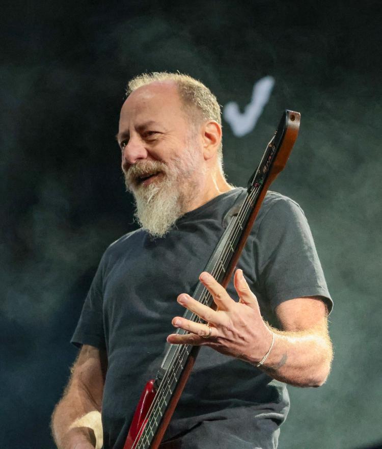 O baixista Bi Ribeiro no show que festeja os 40 anos dos Paralamas do Sucesso, no sábado (31), em São Paulo