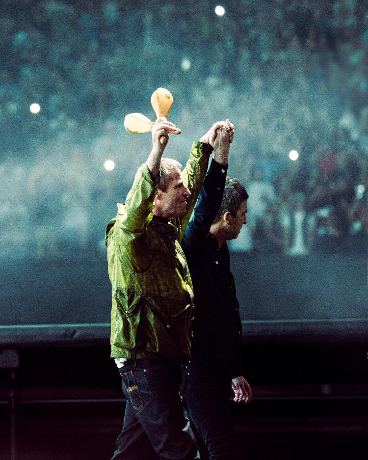 Liam e Noel Gallagher selam a paz e entram de mãos dadas em show de estreia da turnê Oasis Live '25 Liam e Noel Gallagher selam a paz e entram de mãos dadas em show de estreia da turnê Oasis Live '25