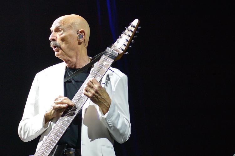 Tony Levin e seu baixo-guitarra Chapman Stick durante show do Beat em São Paulo Tony Levin e seu baixo-guitarra Chapman Stick durante show do Beat em São Paulo
