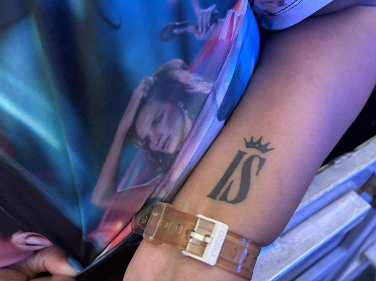 Tatuagem de Scarlett e camisa personalizada de Ivete Sangalo Tatuagem de Scarlett e camisa personalizada de Ivete Sangalo