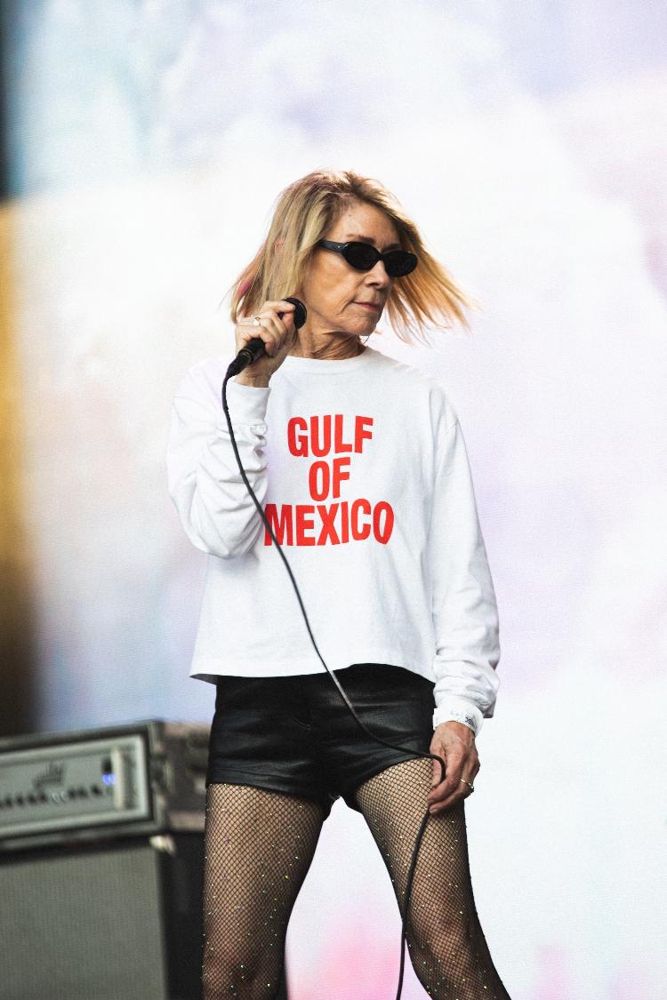 Com barulho e política, Kim Gordon mantém vivo espírito do Popload