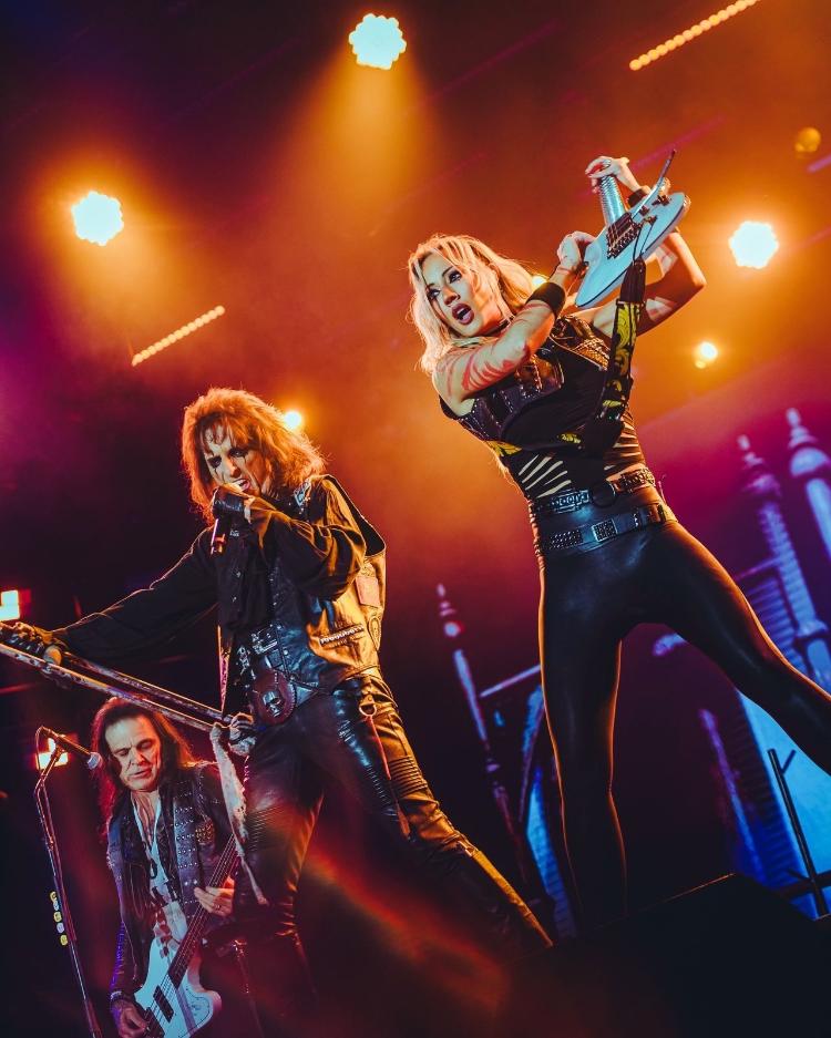 Alice Cooper e Nita Strauss, ex-integrante da The Iron Maidens, banda cover feminina de Iron Maiden Alice Cooper e Nita Strauss, ex-integrante da The Iron Maidens, banda cover feminina de Iron Maiden