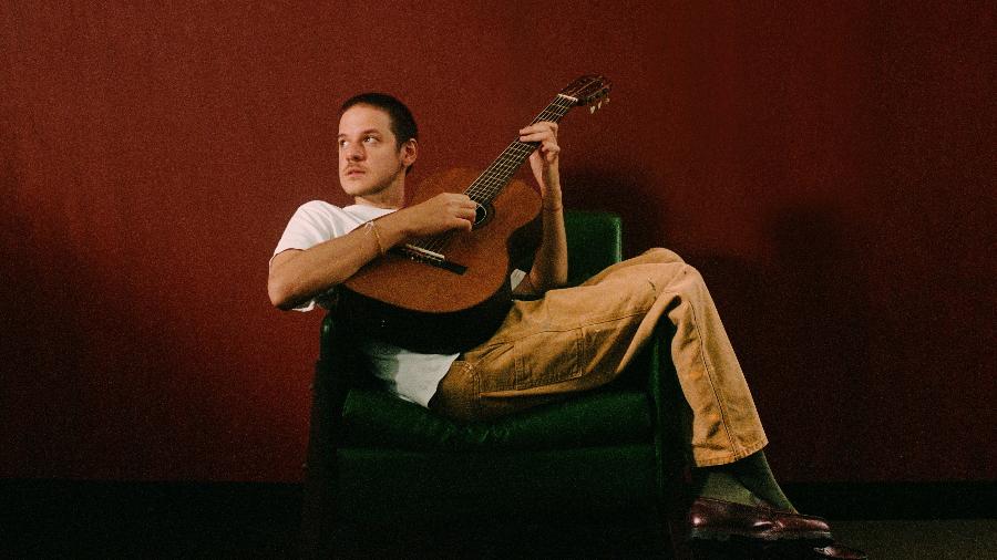 Rubel lança novo disco calcado no violão Rubel lança novo disco calcado no violão