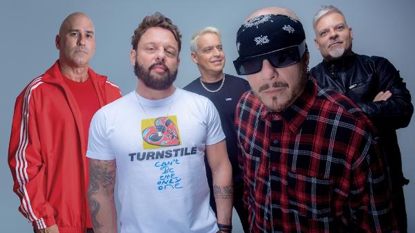 A banda Tihuana, que sai em turnê de 25 anos de estrada; show de estreia acontece no sábado, em São Paulo