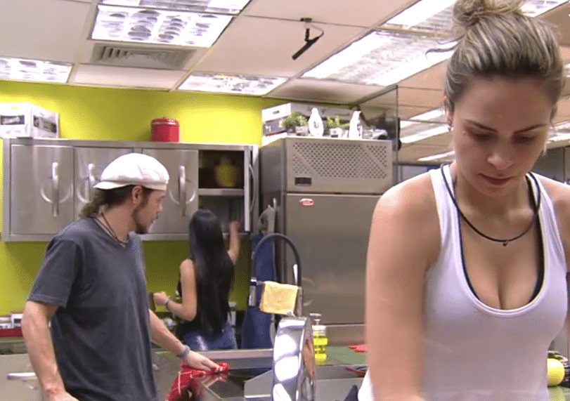 24.jan.2016 - Munik, Ana Paula e Tamiel comentam que Ronan está chateado e que Matheus tem que levar o romance a sério - Reprodução/TV Globo