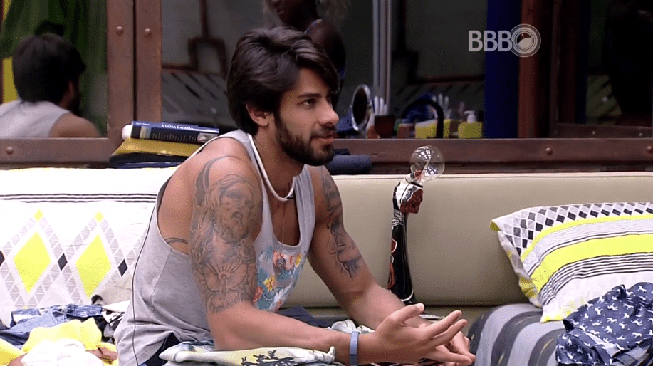 5.fev.2016 - Renan diz que gosta de Juliana somente como amiga - Reprodução/TV Globo