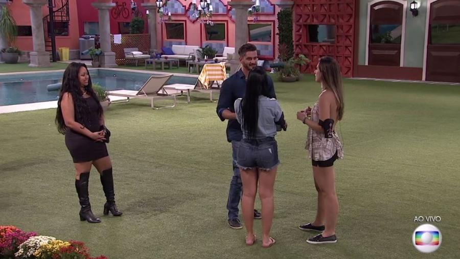 Marcos conversa com Mayara e Vivian após eliminação de Flor - Reprodução/TV Globo