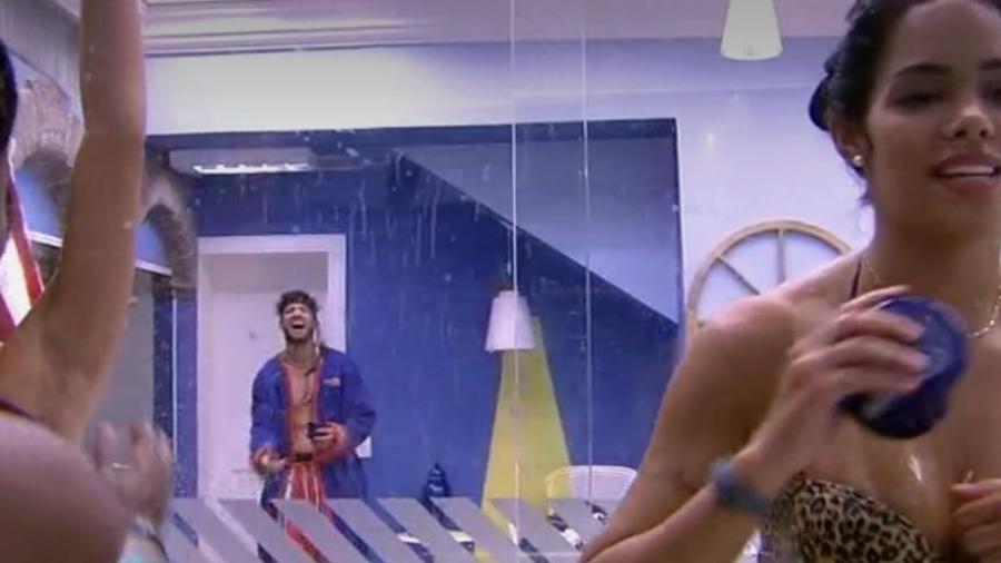 Sisters reutilizam água do chão do box para tomar banho - Reprodução/TV Globo