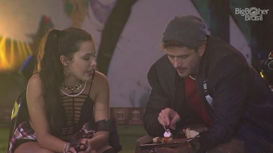Emilly e Marcos conversam sobre Ieda - Reprodução/TV Globo
