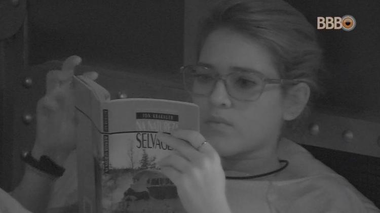 Ana Clara lê no quarto submarino - Reprodução/GlobosatPlay - Reprodução/GlobosatPlay