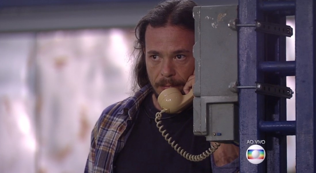 26.fev.2016 - Tamiel atendeu o big fone e terá de indicar um participante direto para o paredão, no próximo domingo. Por determinação da voz do big fone, ele precisou colocar pulseiras no pulso de dois brothers e indicar uma dessas pessoas para a berlinda na próxima votação. Sendo assim, o professor de Ecologia indicará em Ronan ou Ana Paula - Reprodução/TV Globo