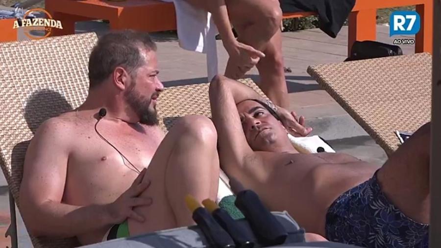 Conrado e Fábio Arruda conversam perto da piscina  - Reprodução/R7