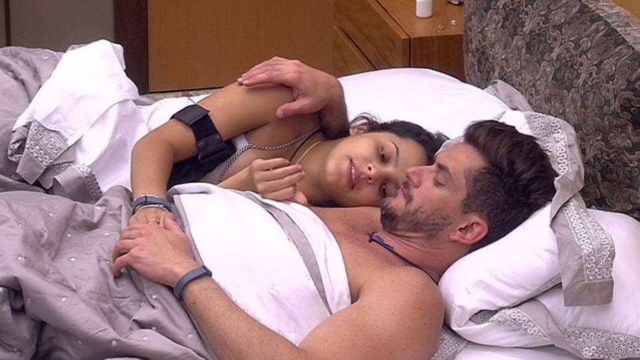 Emilly elogia beleza de Marcos, que se envaidece - Reprodução/TVGlobo