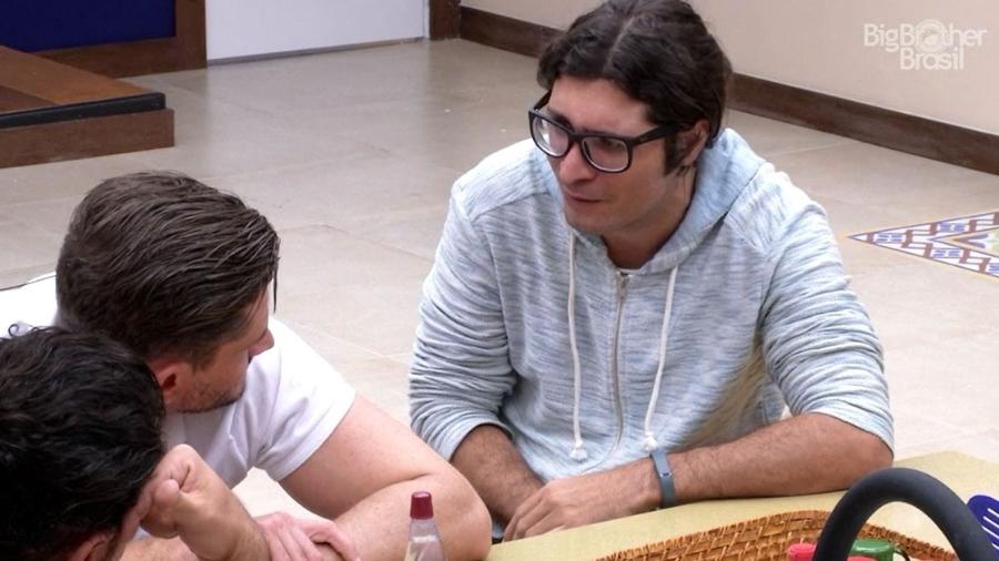 Ilmar conversa com Rômulo e Marcos sobre Elis - Reprodução/TV Globo