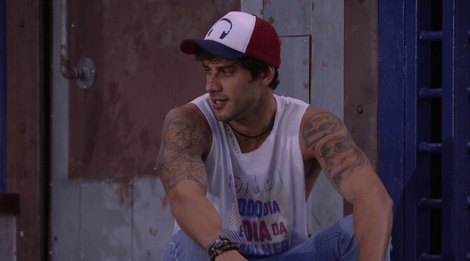 9.mar.2016 - Renan comenta discurso de Bial: "Sabe por que ele falou do Gulliver [de As Viagens de Gulliver]? Por causa do Ronan. Todo mundo no primeiro paredão pensou que ele ia sair, e ele virou um gigante". Matheus rebate: "Então já temos um vencedor desse programa" - Reprodução/TV Globo