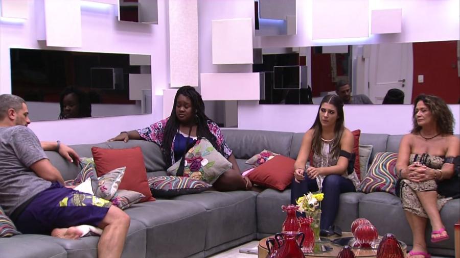 Daniel é interrogado pelo lado mexicano da casa - Reprodução/TV Globo