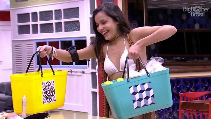 Emilly chega com os presentes da produção - Reprodução/TV Globo